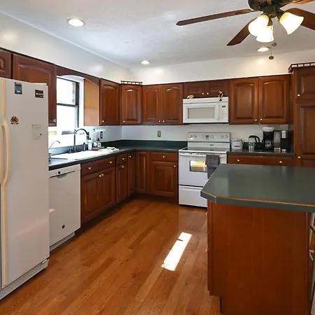 Spacious Family Cottage - Near The Ark Williamstown Exterior photo