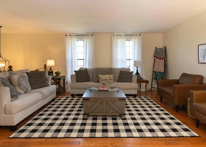 Spacious Family Cottage - Near The Ark